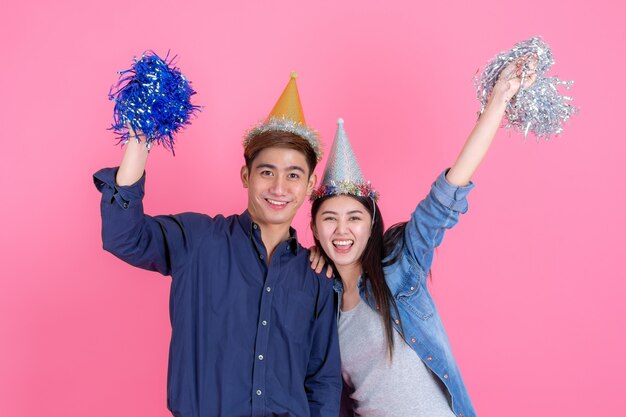 Portrait gai jeune couple avec accessoire de fête