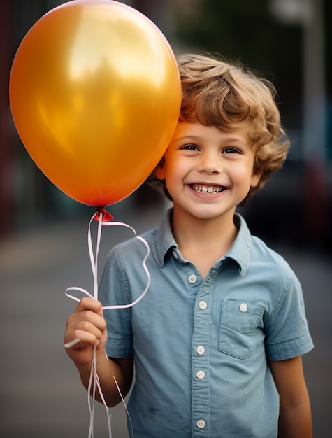 Portrait d'un garçon avec des ballons