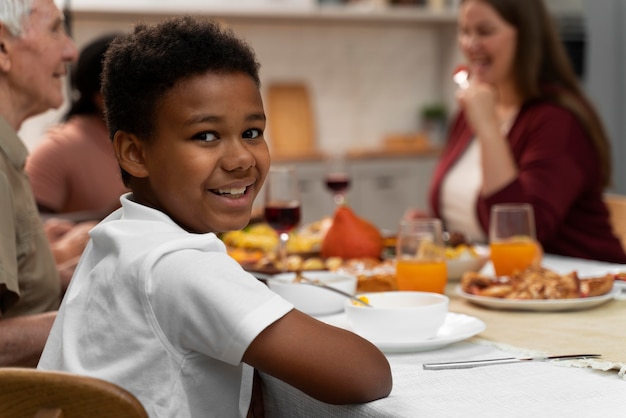 Portrait de garçon à côté de sa famille le jour de Thanksgiving