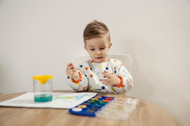 Bebe Rampe Plancher Jouer Peintures Photo Premium Bebe Rampe Plancher Jouer Peintures Photo Premium