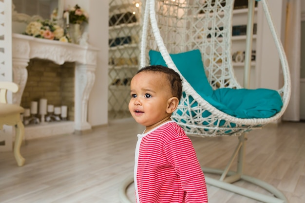Portrait De Garcon Mignon Bebe Metis Heureux Photo Premium