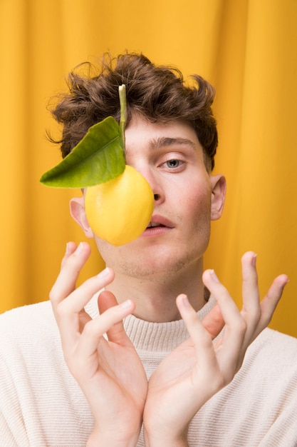 Portrait d&#39;un garçon à la mode avec du citron