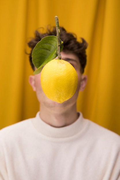 Photo gratuite portrait d'un garçon à la mode avec du citron
