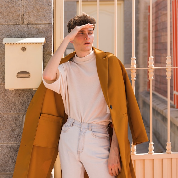 Portrait d'un garçon à la mode à l'extérieur