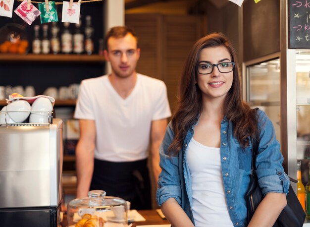 Portrait de garçon souriant et belle cliente