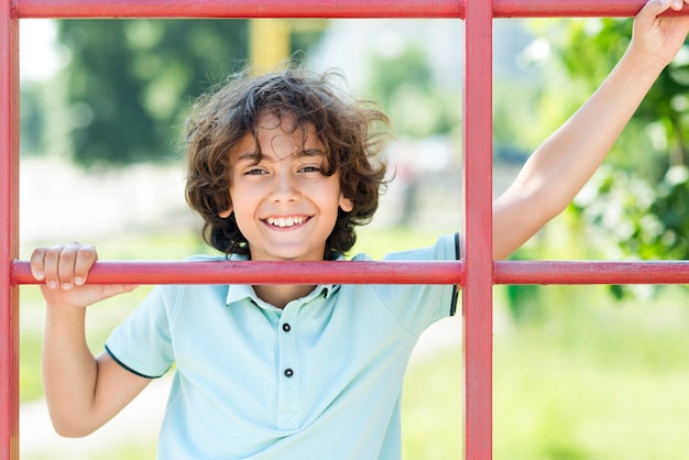 Photo gratuite portrait de garçon souriant le jour des enfants