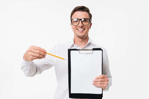 Photo gratuite portrait d'un gars intelligent heureux en chemise blanche