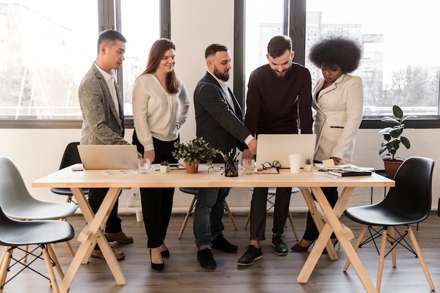 Portrait de gens d'affaires au bureau