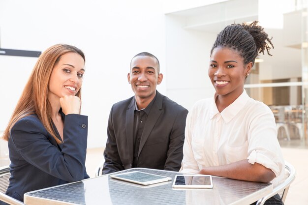 Portrait de gens d&#39;affaires réussis assis à la table de café