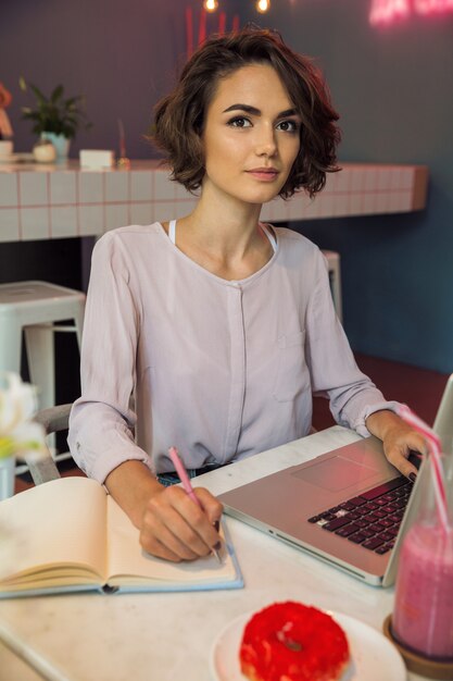 Portrait, girl, dactylographie, ordinateur portable, Écriture, notes