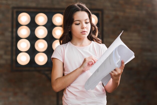 Portrait, de, girl, debout, contre, stade, lecture, script