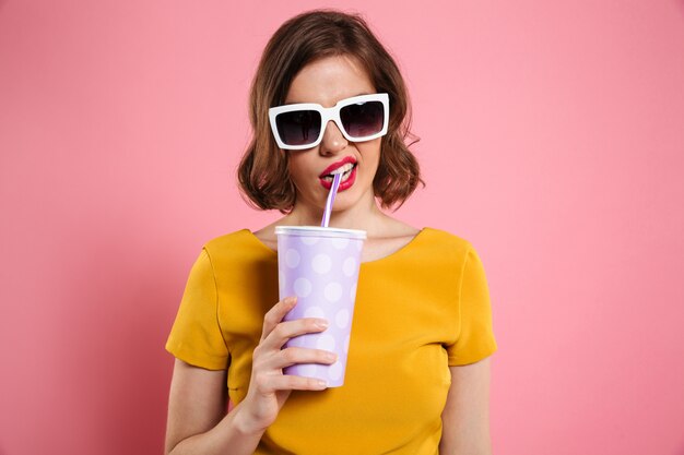 Portrait, girl, lunettes soleil, tenue, tasse, boisson