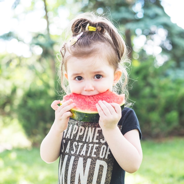 Photo gratuite portrait, girl, manger, frais, pastèque, tranche