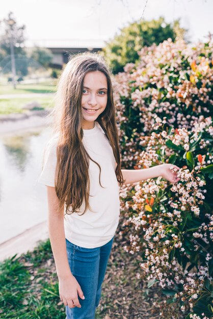 Portrait, girl, tenue, fleurs, plante, parc