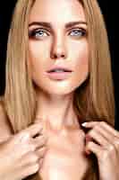 Photo gratuite portrait glamour de la belle femme blonde modèle femme avec un maquillage quotidien frais avec des lèvres nues et une peau propre et saine