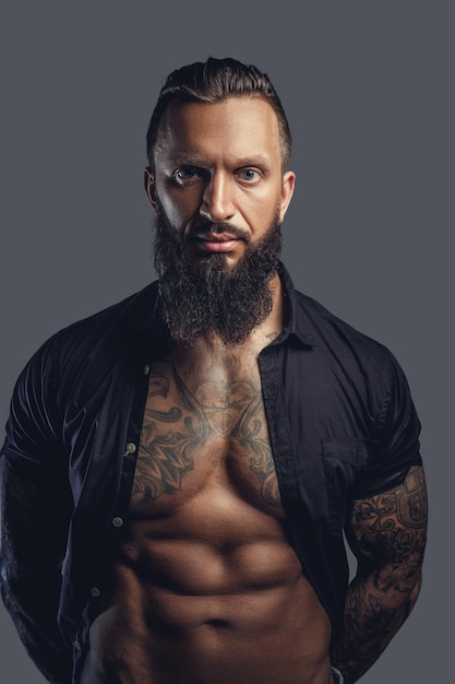 Portrait Glamour D'un Homme Barbu En Chemise Noire Vêtu D'un Torse Nu.