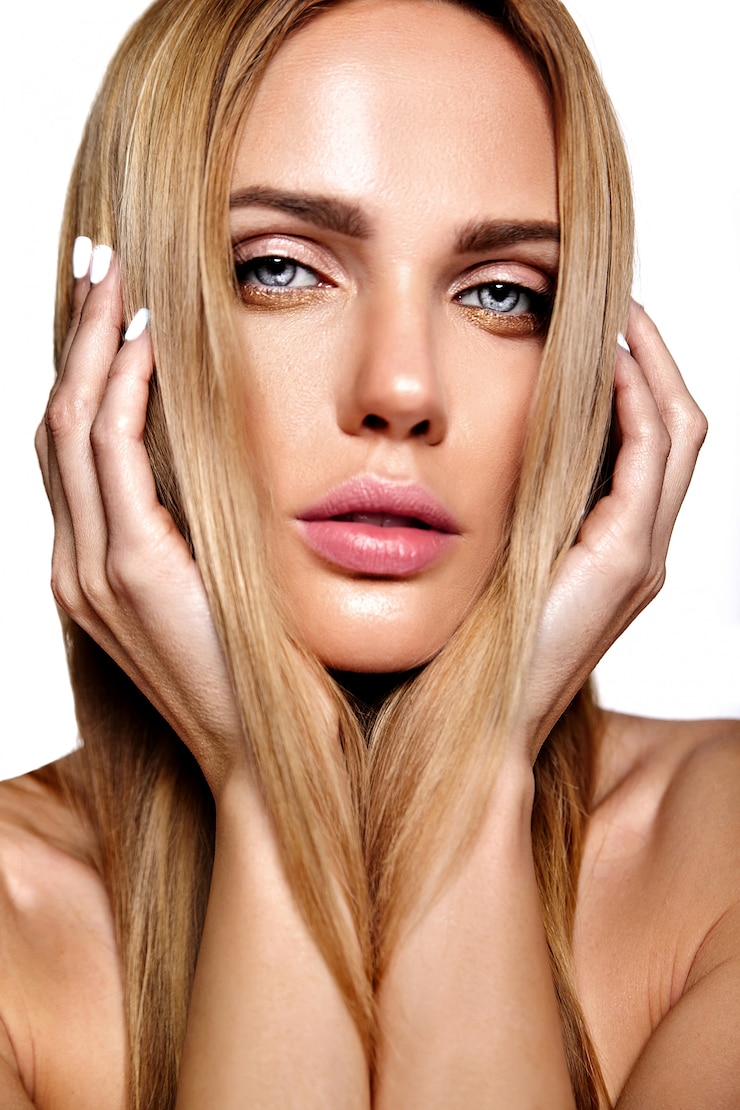 Photo gratuit portrait glamour sensuel de la belle femme blonde modèle femme avec un maquillage quotidien frais avec des lèvres nues et une peau propre et saine.
