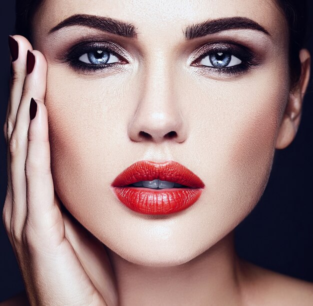 Portrait glamour sensuel de belle femme modèle femme avec des lèvres rouges et une peau propre et saine