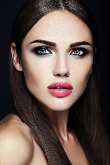 Portrait glamour sensuel de belle femme modèle femme avec un maquillage quotidien frais avec des lèvres roses et une peau propre et saine