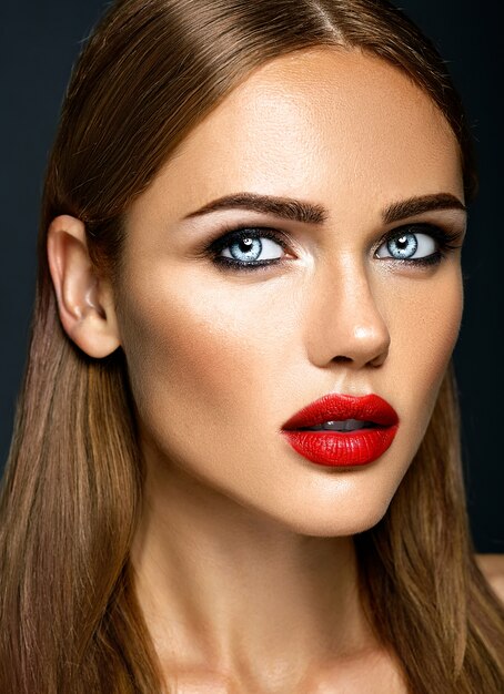 Portrait glamour sensuel de la belle femme modèle femme avec un maquillage quotidien frais avec des lèvres rouges et une peau propre et saine