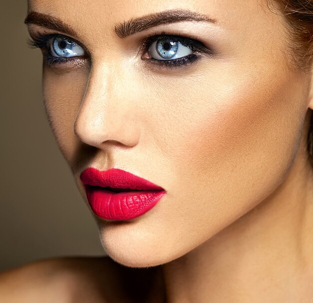 Portrait glamour sensuel de la belle femme modèle femme avec un maquillage quotidien frais avec des lèvres rouges et une peau propre et saine