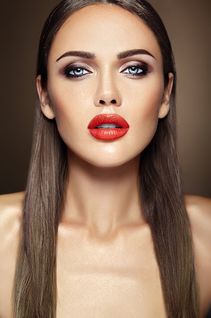 Portrait glamour sensuel de la belle femme modèle femme avec un maquillage quotidien frais avec des lèvres rouges et une peau propre et saine