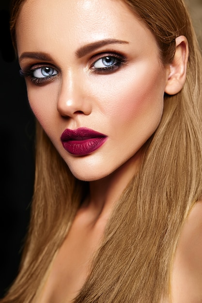 Portrait glamour sensuel du modèle de belle femme avec un maquillage quotidien frais avec des lèvres rose foncé et un visage de peau saine et propre