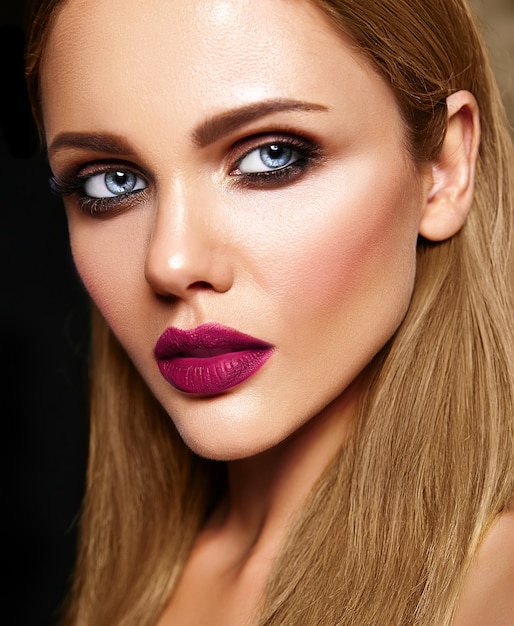 Portrait glamour sensuel du modèle de belle femme avec un maquillage quotidien frais avec des lèvres roses foncées et un visage de peau saine et propre