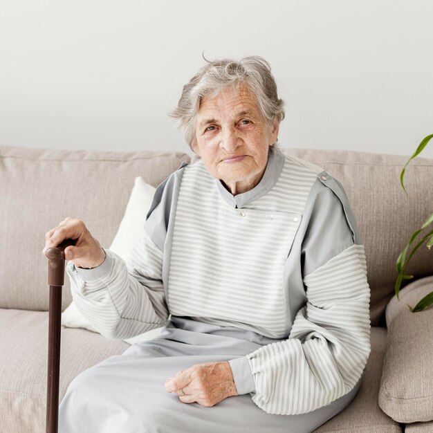 Portrait d'une grand-mère âgée assise sur un canapé