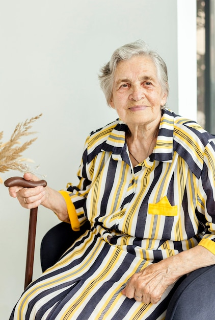 Portrait de grand-mère posant dans une robe élégante