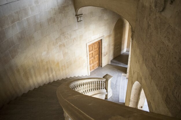 Portrait de grands escaliers blancs à l'intérieur d'un bâtiment