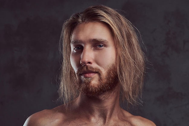 Photo gratuite portrait en gros plan d'un bel homme rousse torse nu, isolé sur fond sombre.