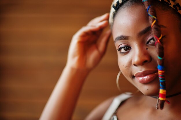 Portrait en gros plan d'une belle femme afro-américaine avec des dreadlocks en tenue léopard au café Belle jeune fille noire à la mode cool à l'intérieur