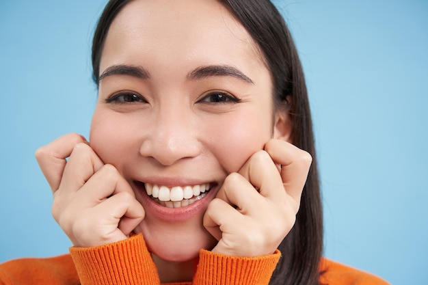 Photo gratuite portrait en gros plan d'une belle fille brune japonaise souriante et regardant belle caméra regardant wi