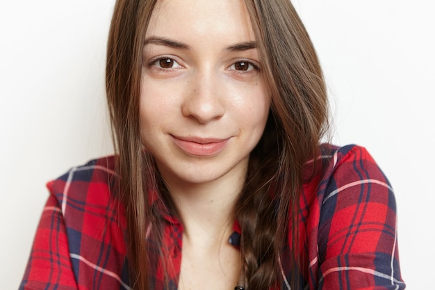 Portrait de gros plan de la belle jeune femme brune de race blanche avec une peau de porcelaine brillante propre