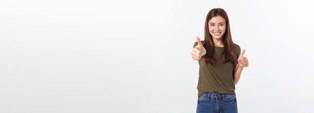 Portrait en gros plan d'une belle jeune femme montrant le signe du pouce levé isoler sur fond blanc