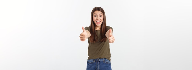 Portrait en gros plan d'une belle jeune femme montrant le signe du pouce levé isoler sur fond blanc