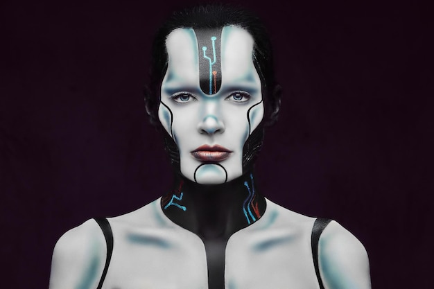 Portrait en gros plan d'une cyber-femme avec un maquillage créatif posant sur un fond texturé sombre. Technologie et futur concept.