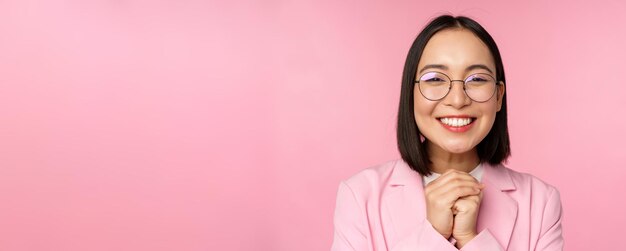 Portrait en gros plan d'une femme d'affaires souriante et heureuse dans des verres serrer les mains ensemble reconnaissant excité o