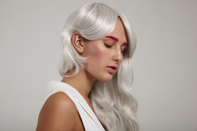Portrait en gros plan d'une femme aux cheveux colorés créatifs gris