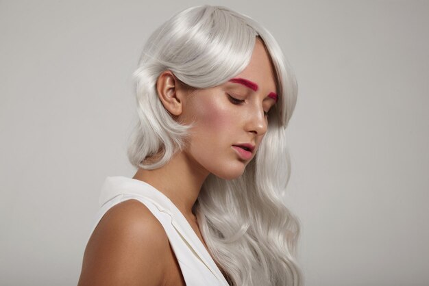 Portrait en gros plan d'une femme aux cheveux colorés créatifs gris