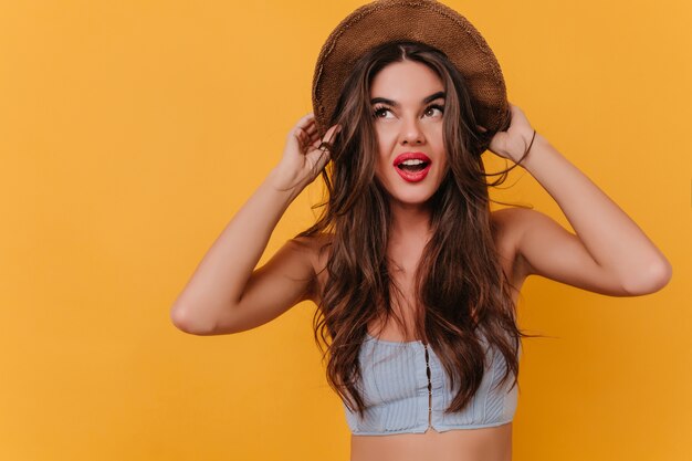 Portrait en gros plan d'une femme aux cheveux longs séduisante au chapeau