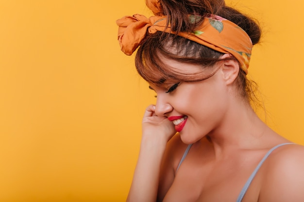 Portrait De Gros Plan De Femme Européenne à La Peau Bronzée Posant Avec Un Sourire Timide