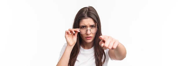 Photo gratuite portrait en gros plan d'une femme de jugement suspecte dans des verres blâmer quelqu'un en fronçant les sourcils à pers