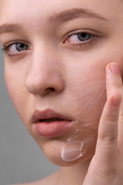 Portrait en gros plan d'une femme à la peau hydratée