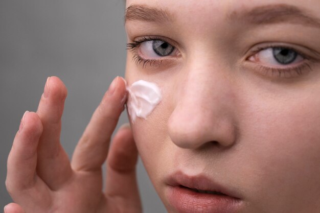 Portrait en gros plan d'une femme à la peau hydratée