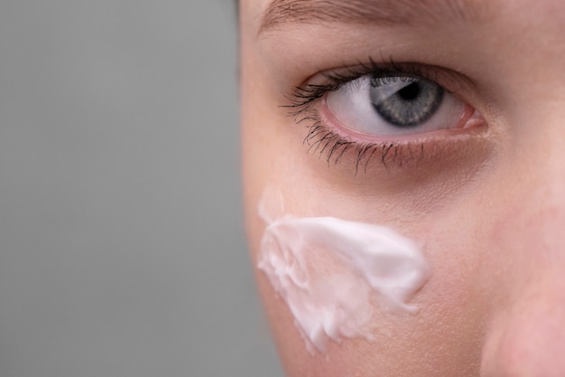 Portrait en gros plan d'une femme à la peau hydratée