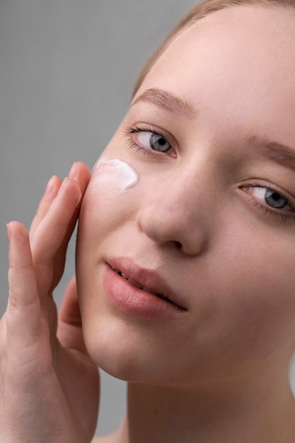 Portrait en gros plan d'une femme à la peau hydratée