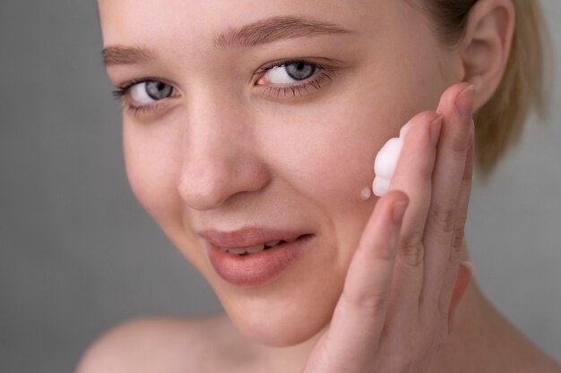 Portrait en gros plan d'une femme à la peau hydratée