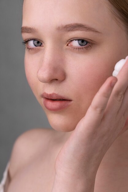 Portrait en gros plan d'une femme à la peau hydratée